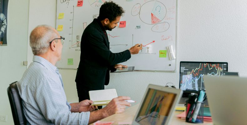 Athena Consulting Group - Comment choisir entre Business Intelligence et Data Analytrics